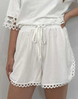 Tensione In - Short con ricami in pizzo bianco