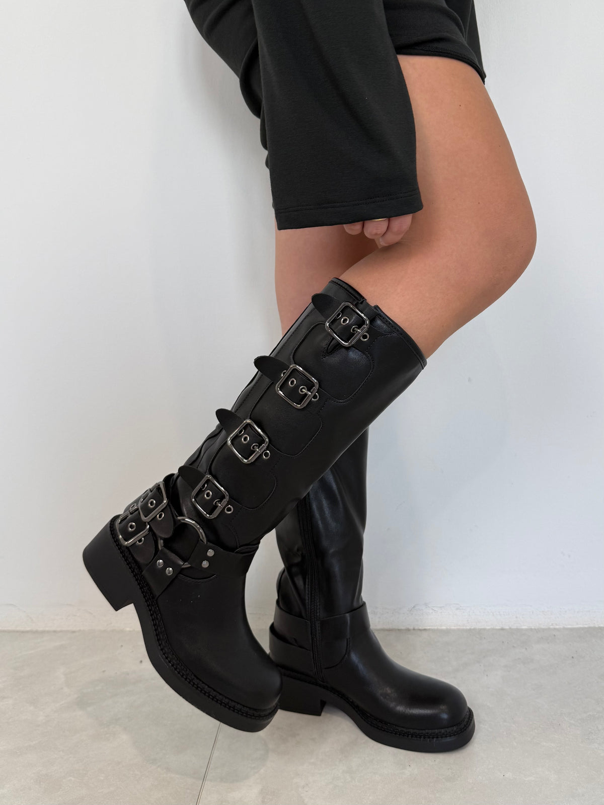 Stivale biker con fibbie nero