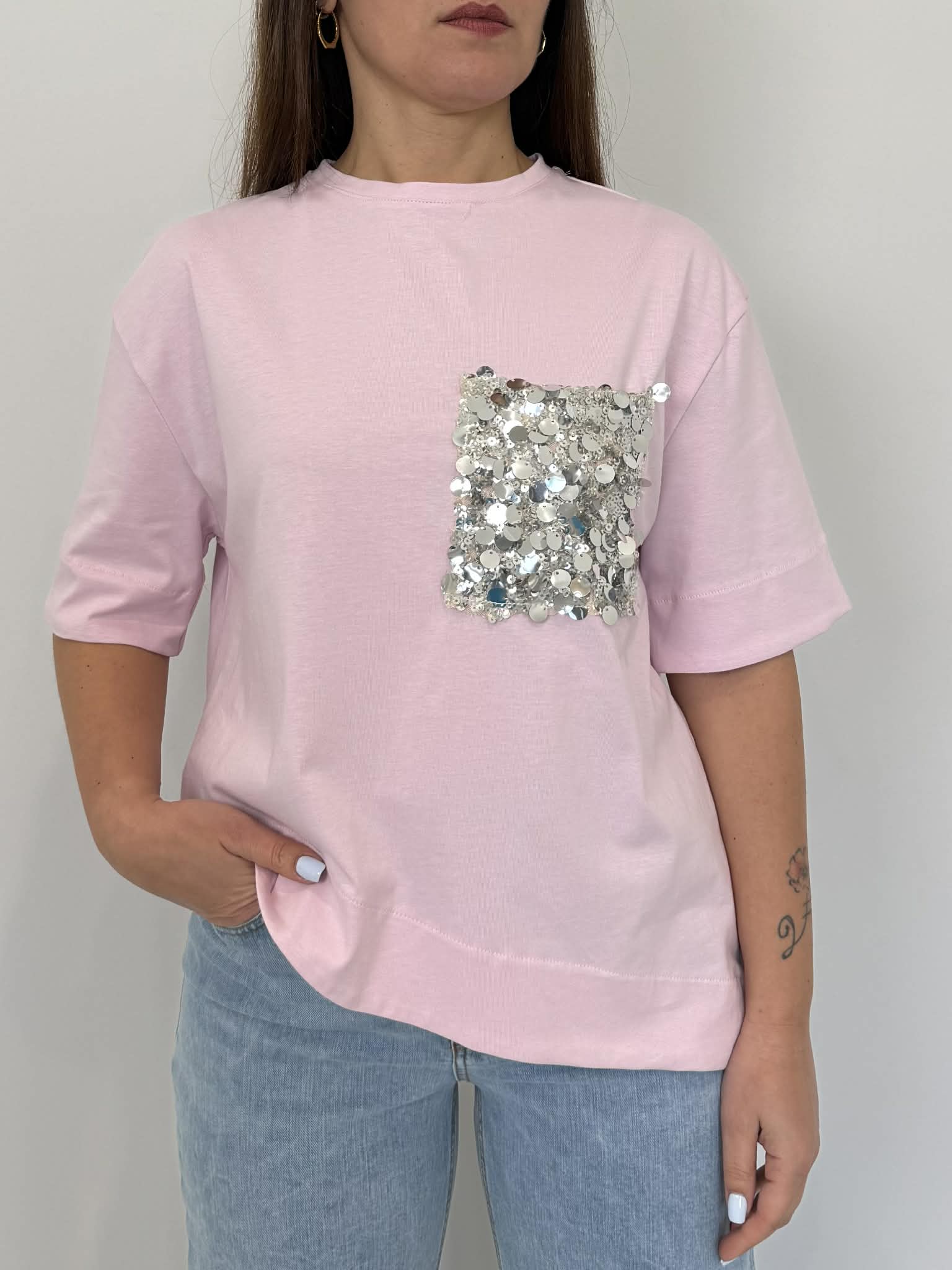 Tensione In - T-shirt con tasca in paillettes asimmetrica rosa