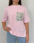 Tensione In - T-shirt con tasca in paillettes asimmetrica rosa