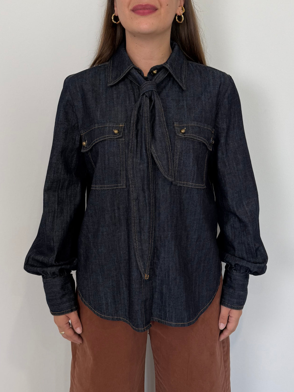 Tensione In - Camicia in denim con cravatta