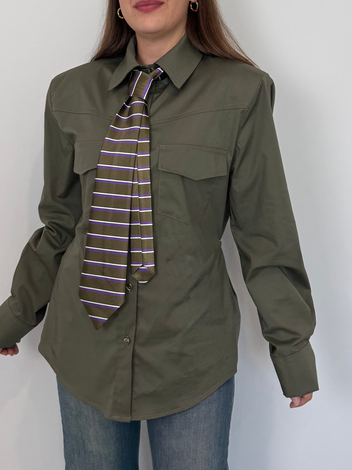 Tensione In - Camicia verde con cravatta