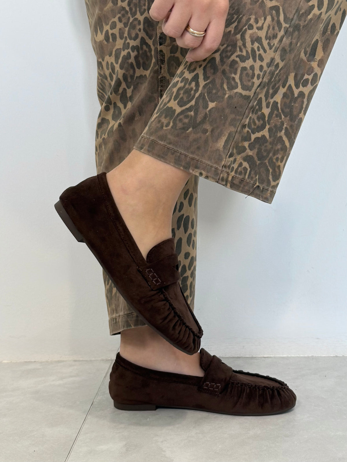 Mocassino in suede con impunture moro