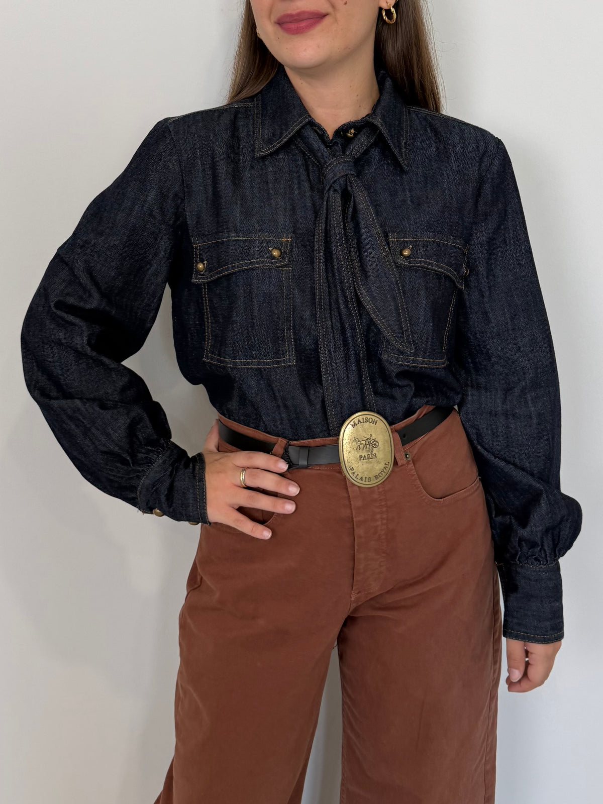 Tensione In - Camicia in denim con cravatta