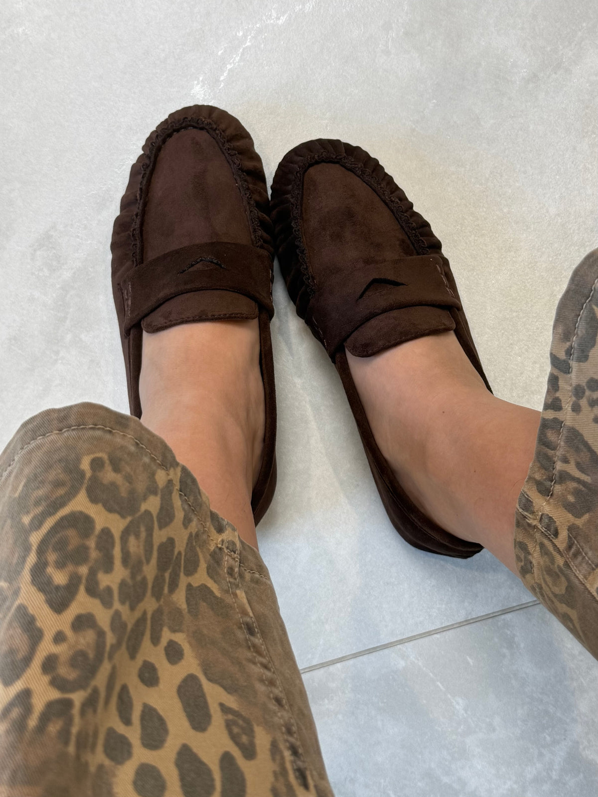 Mocassino in suede con impunture moro