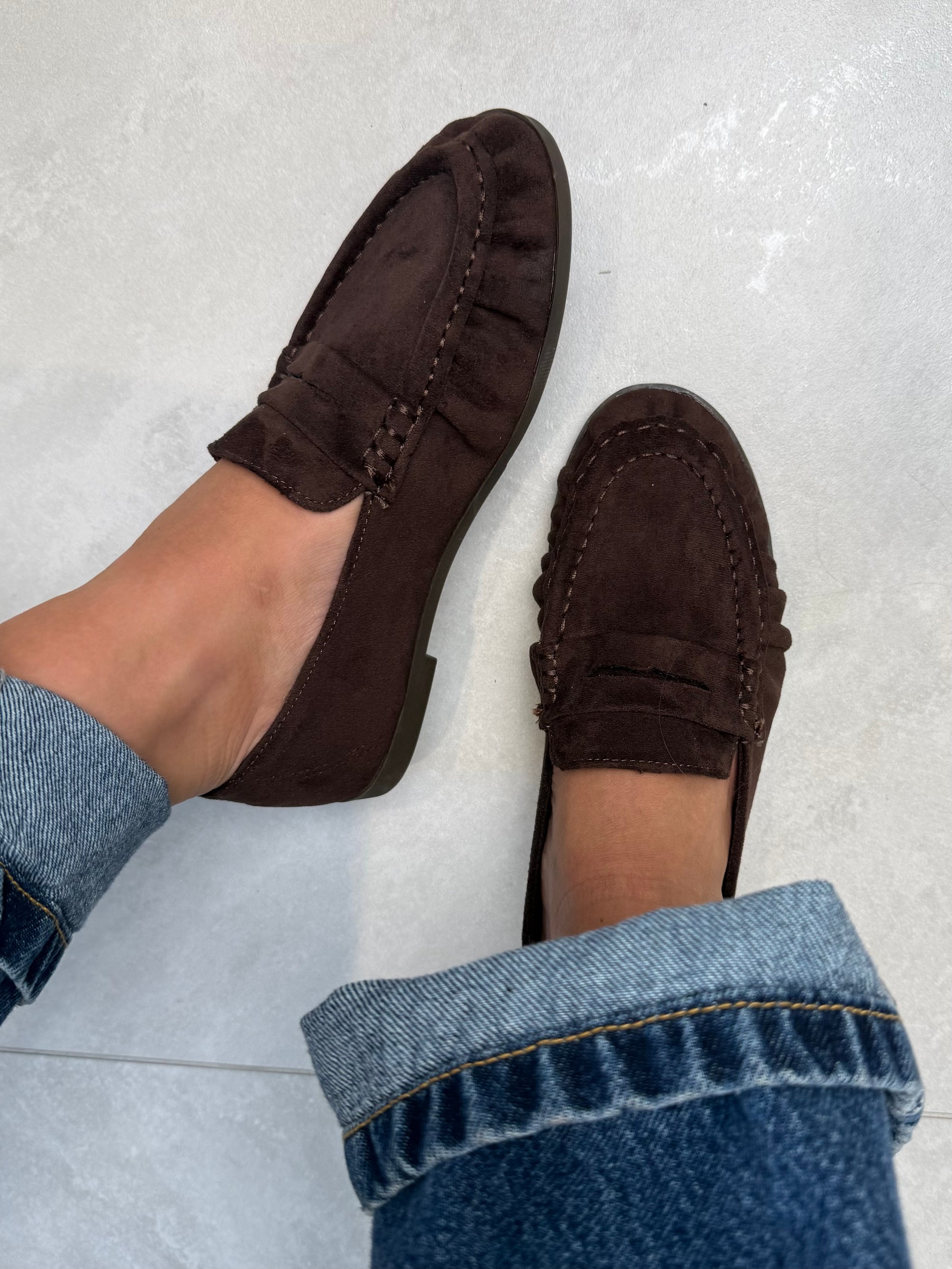 Mocassino in suede con impunture moro