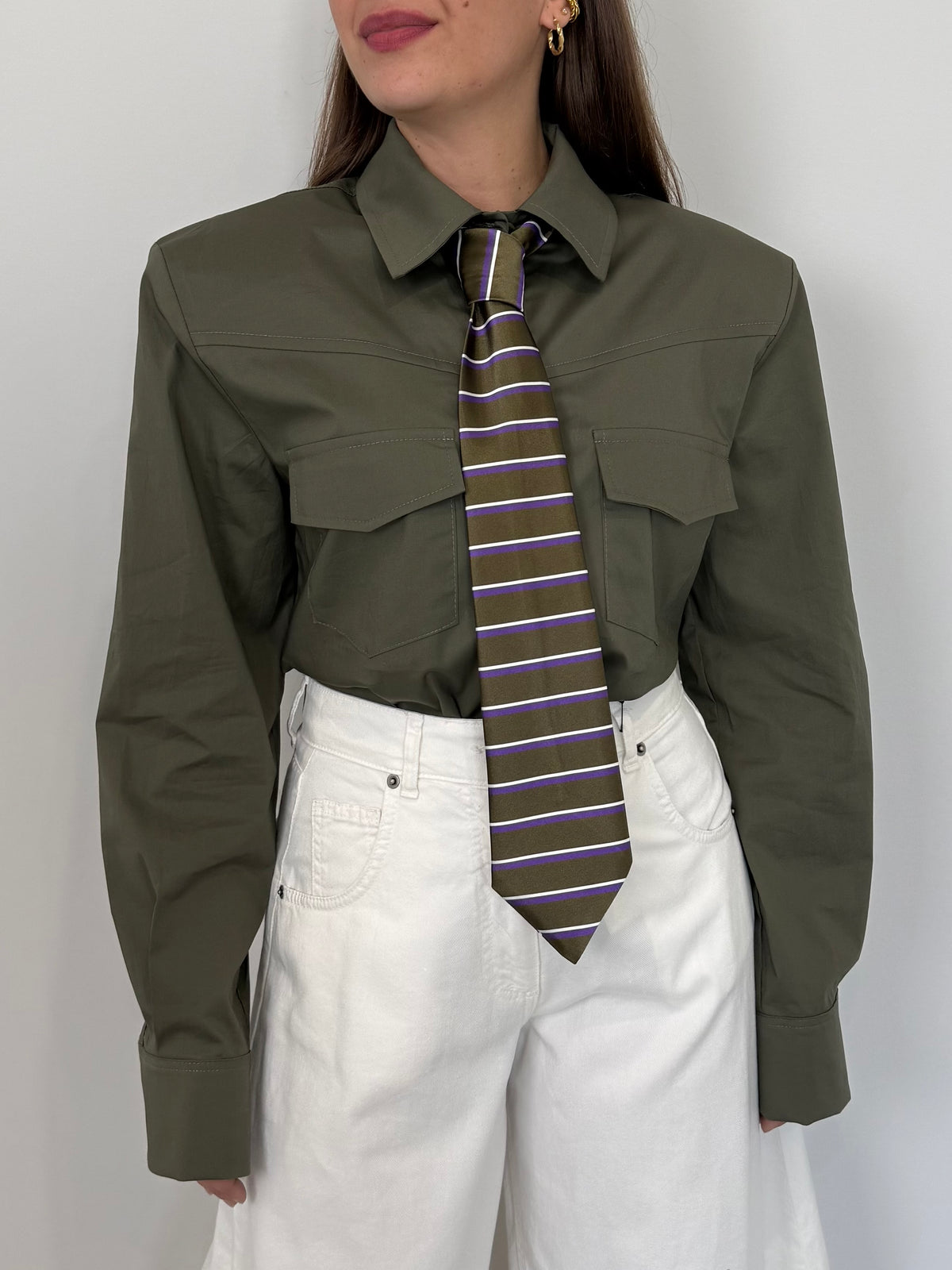 Tensione In - Camicia verde con cravatta
