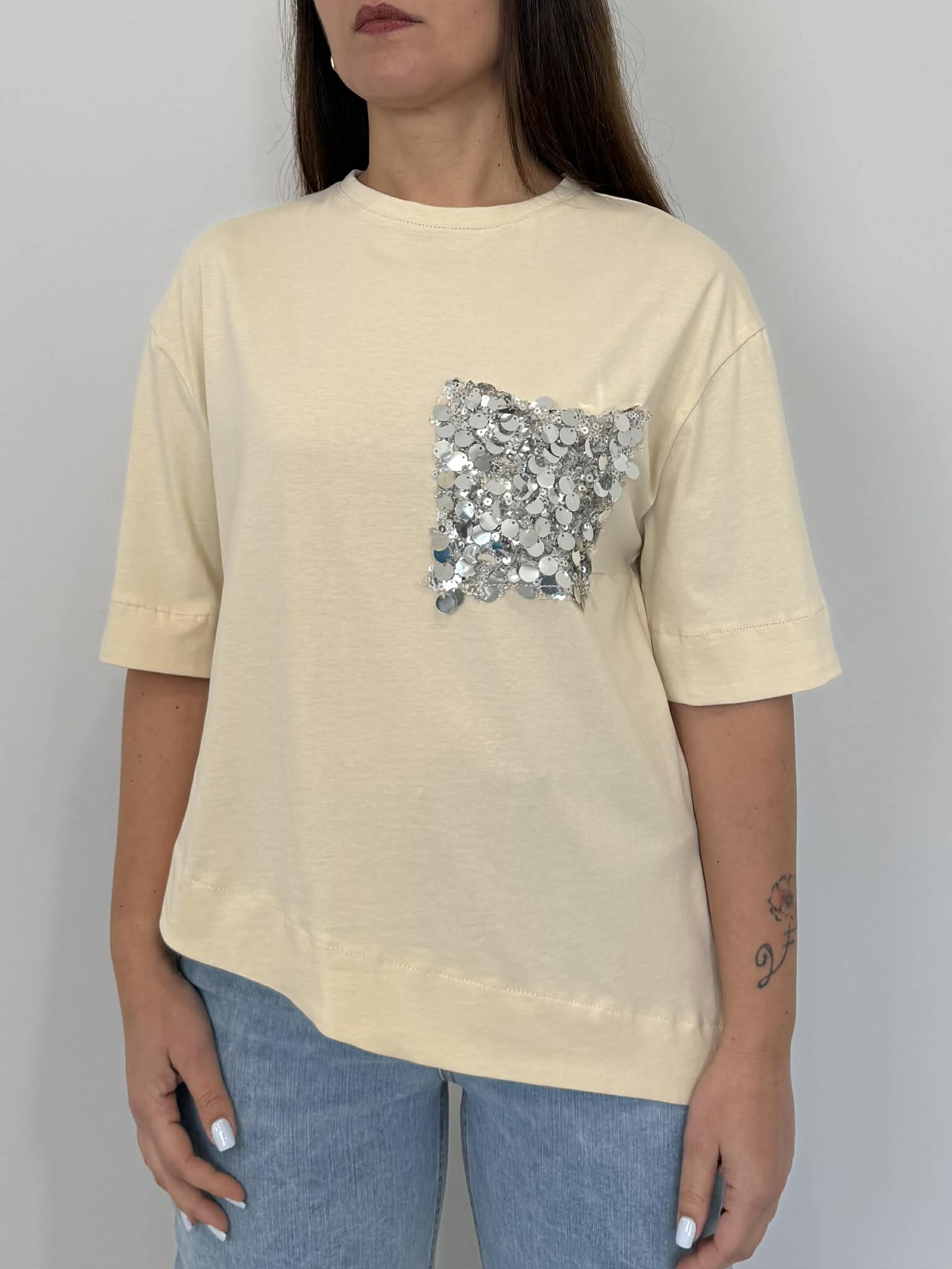 Tensione In - T-shirt con tasca in paillettes asimmetrica avorio