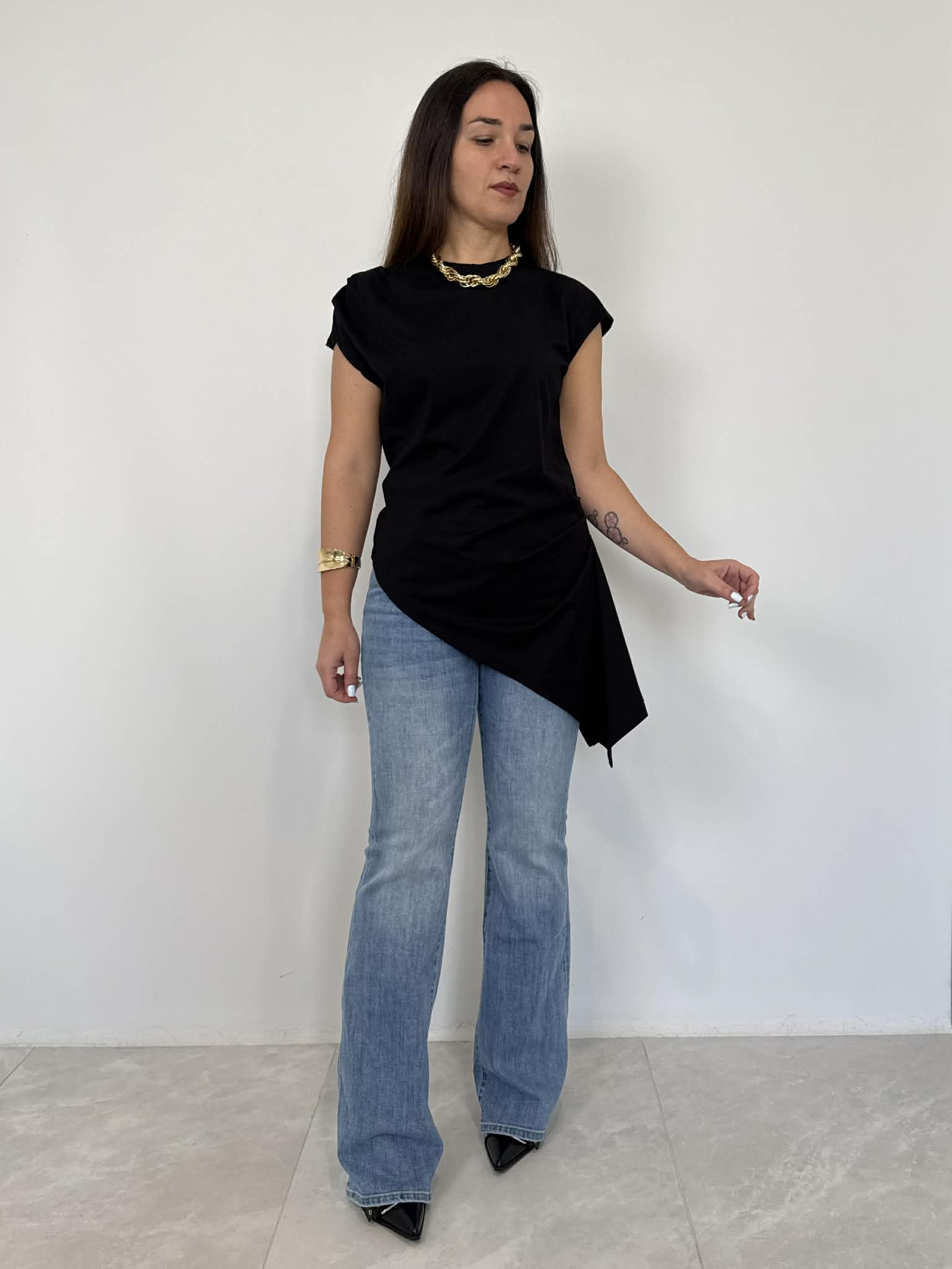 Tensione In - T-shirt smanicata con drappeggio nera