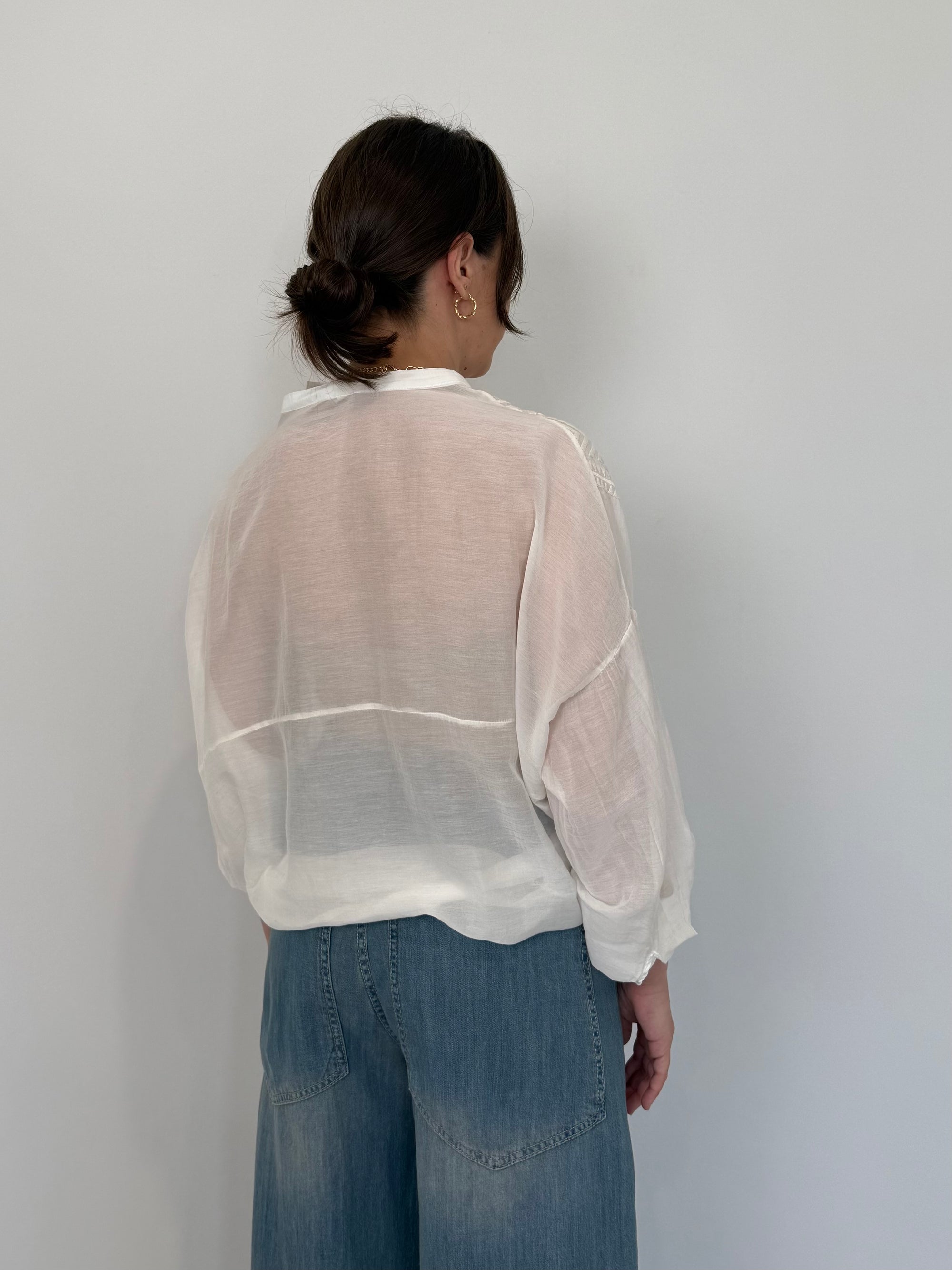 Tensione In - Camicia in seta con ricamo tono su tono
