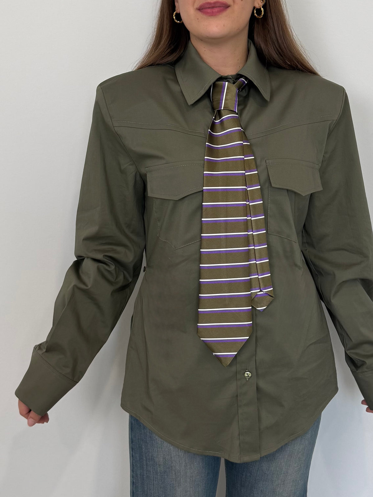 Tensione In - Camicia verde con cravatta