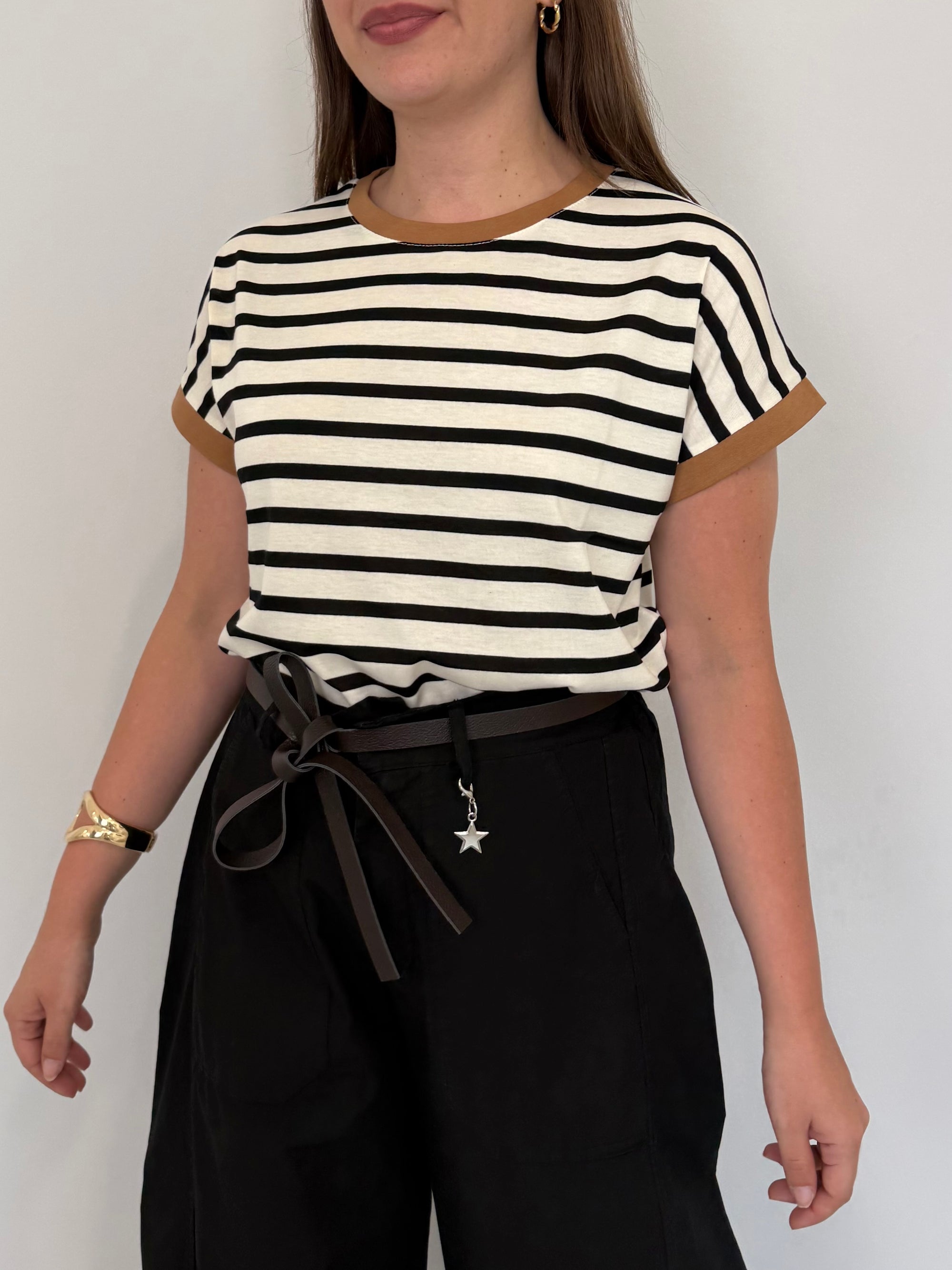 SusyMix - T-shirt righe nere contrasto tabacco