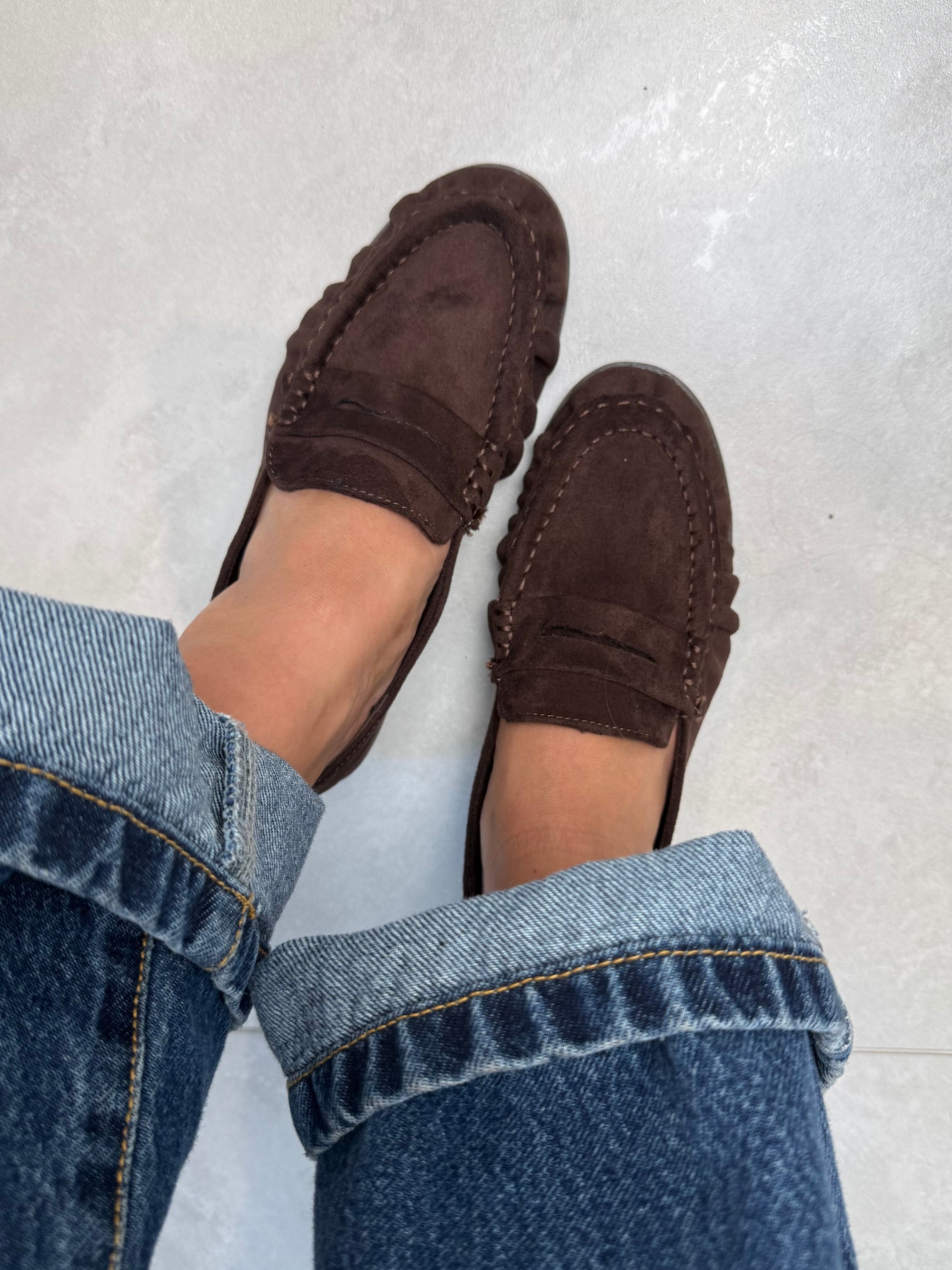 Mocassino in suede con impunture moro