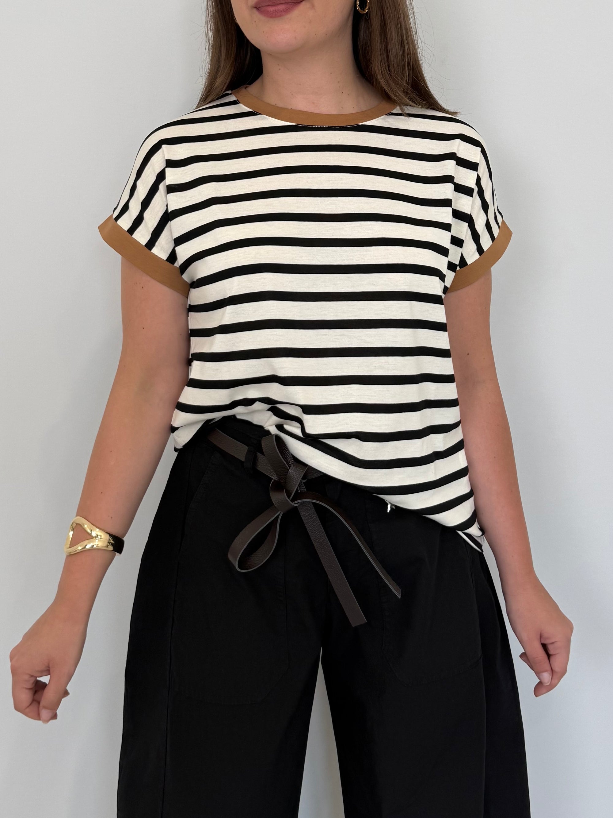 SusyMix - T-shirt righe nere contrasto tabacco