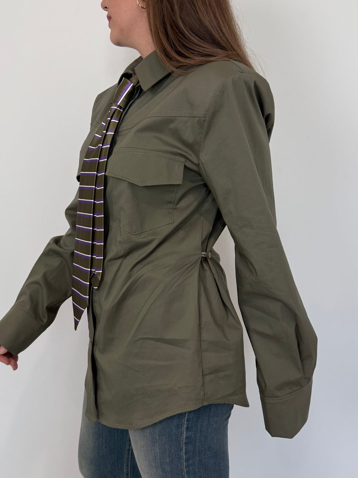 Tensione In - Camicia verde con cravatta