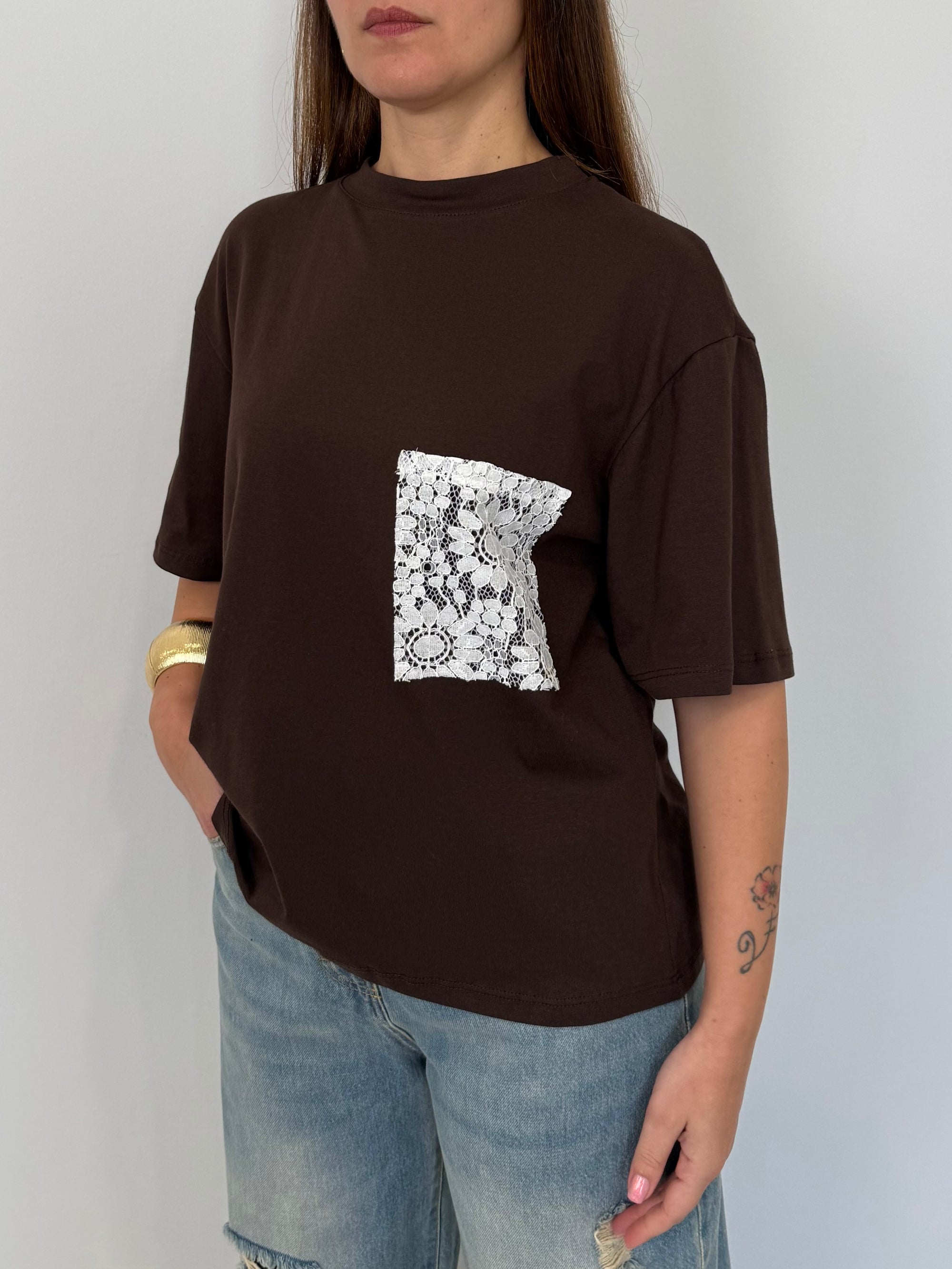 Tensione In - T-shirt con tasca in pizzo moro