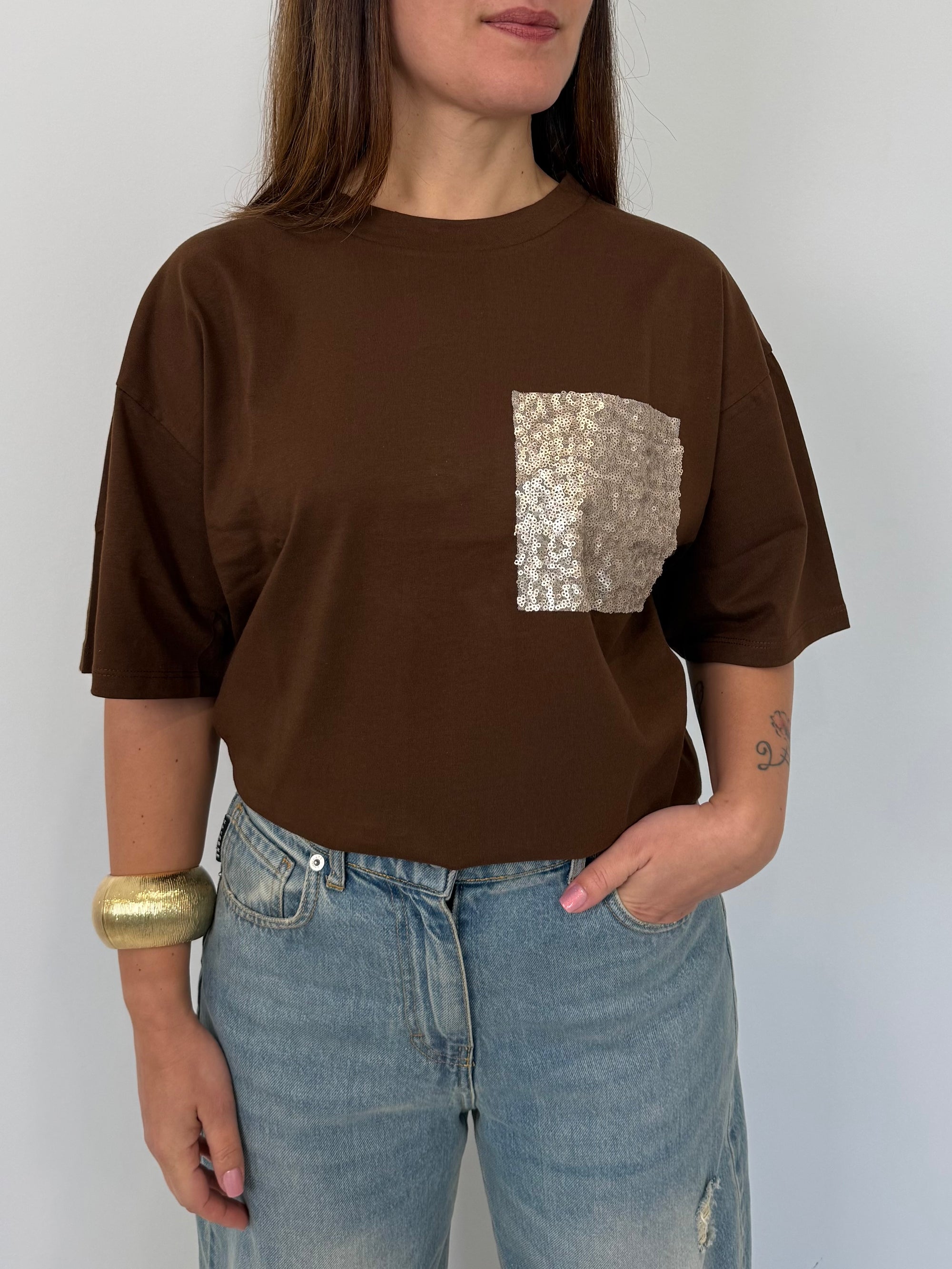 SusyMix - T-shirt over moro con tasca paillettes