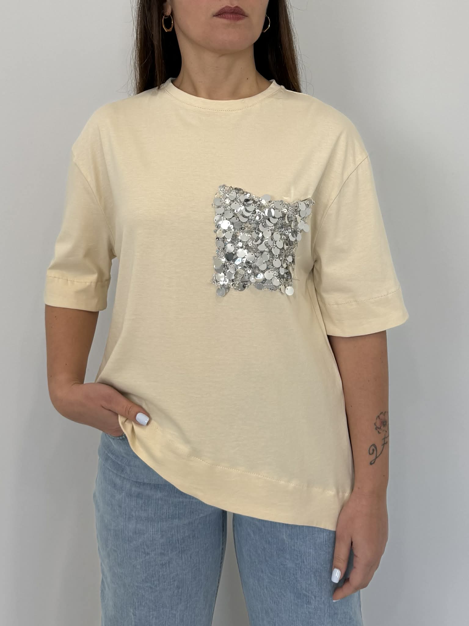 Tensione In - T-shirt con tasca in paillettes asimmetrica avorio