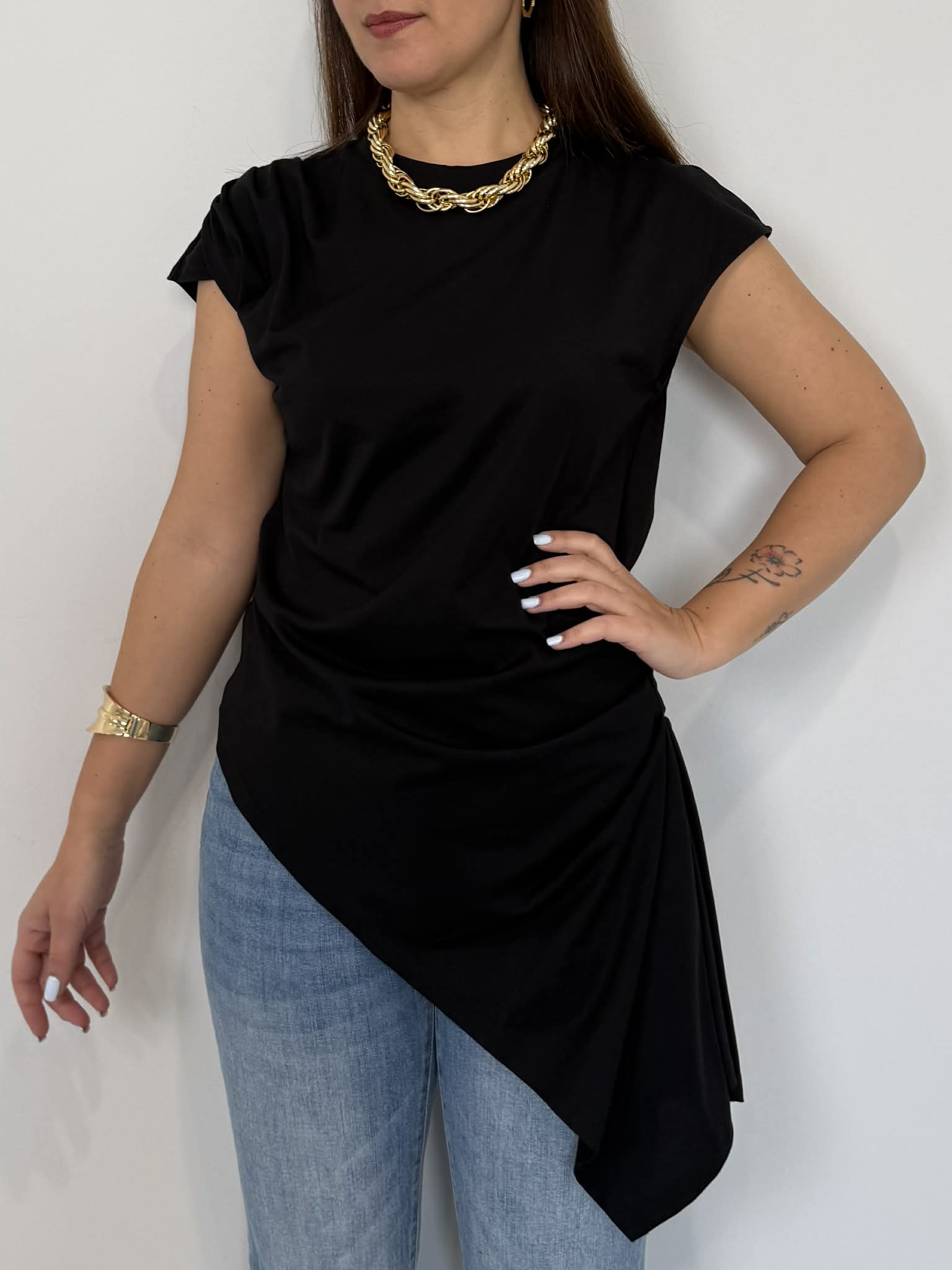 Tensione In - T-shirt smanicata con drappeggio nera